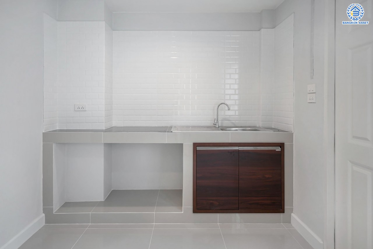 บ้านมือสองตกแต่งใหม่ โครงการ บ้านแก้ววิลล่า จรัญสนิทวงศ์ หลังมุม ทาวน์เฮ้าส์ 3 ชั้น เนื้อที่ 22.9 ตร.ว. ฟังก์ชัน 3 ห้องนอน 4 ห้องน้ำ จอดรถได้ 2 คัน บนทำเลศักยภาพ เชื่อมต่อหลายเส้นทาง ใกล้รถไฟฟ้าสายสีน้ำเงิน "สถานีไฟฉาย"